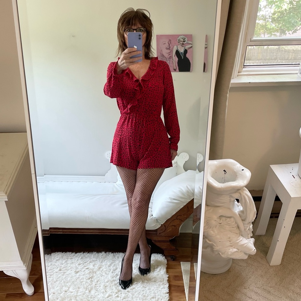 RED BLACK LEOPARD ROMPER RUFFLED NECK STRETCH CUFFS SNAP STRETCH WAIST
